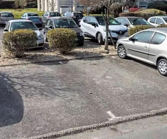 Place de Parking proche place Ravezies