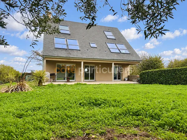 Maison de 150 m² ? Vie de plain-pied - 7 chambres ? Terrain de 1 340 m² ? Vue mer