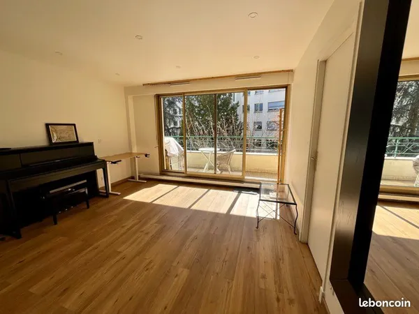 Studio 32,5 m2- balcon 8 m2 sur jardin - 3 eme etage