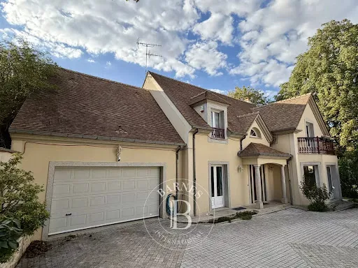 Maison 8 pièces 243 m²