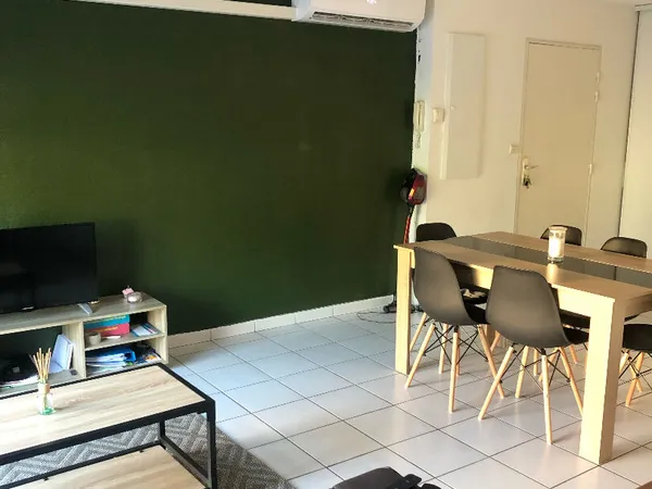 A LOUER APPARTEMENT T3 AVEC TERRASSE, GARAGE ET PISCINE Résidence les Arbousiers