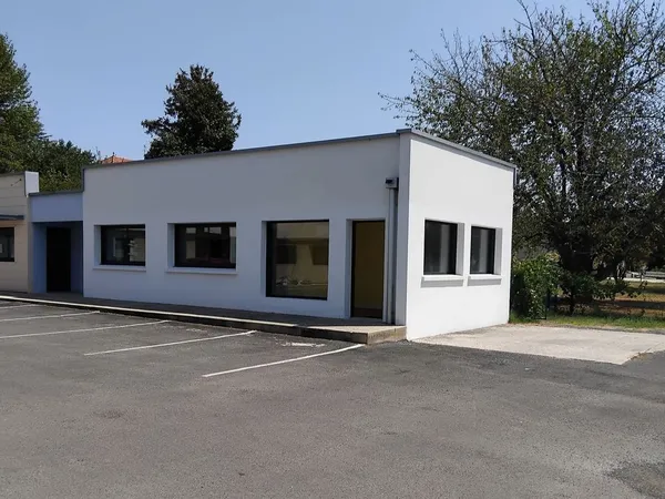 Local professionnel 50 m² rénové - Parking privatif - Disponible immédiatement / Souillac