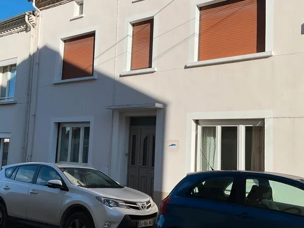 Maison citadine spacieuse avec beau jardin