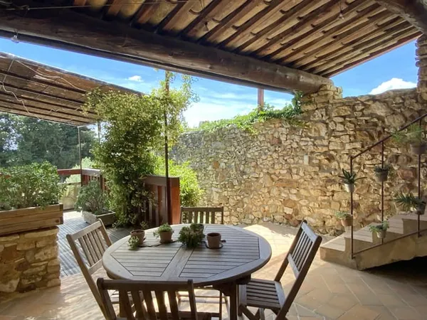 Charmante maison de village en pierre avec terrasses et vue.