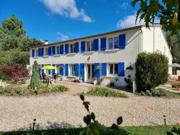 Grande maison avec 6 chambres et 2 gîtes plus étangs