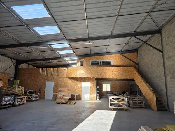 Local d'activité 322 m²