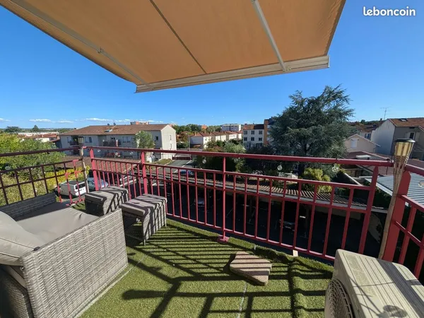 Appartement T2 lumineux, climatisé, balcon plein sud. Dernier étage, côté cour avec parking privatif