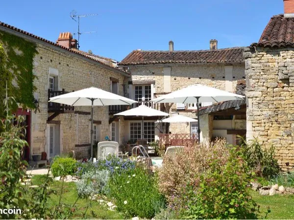 Demeure de charme avec piscine, dépendance et terrain constructible - Aux portes de Cognac