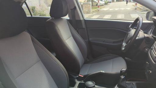 Hyundai i20 1.2 75 - Initia – 2019 – 62360 km – Essence – Boîte Manuelle — photo 11