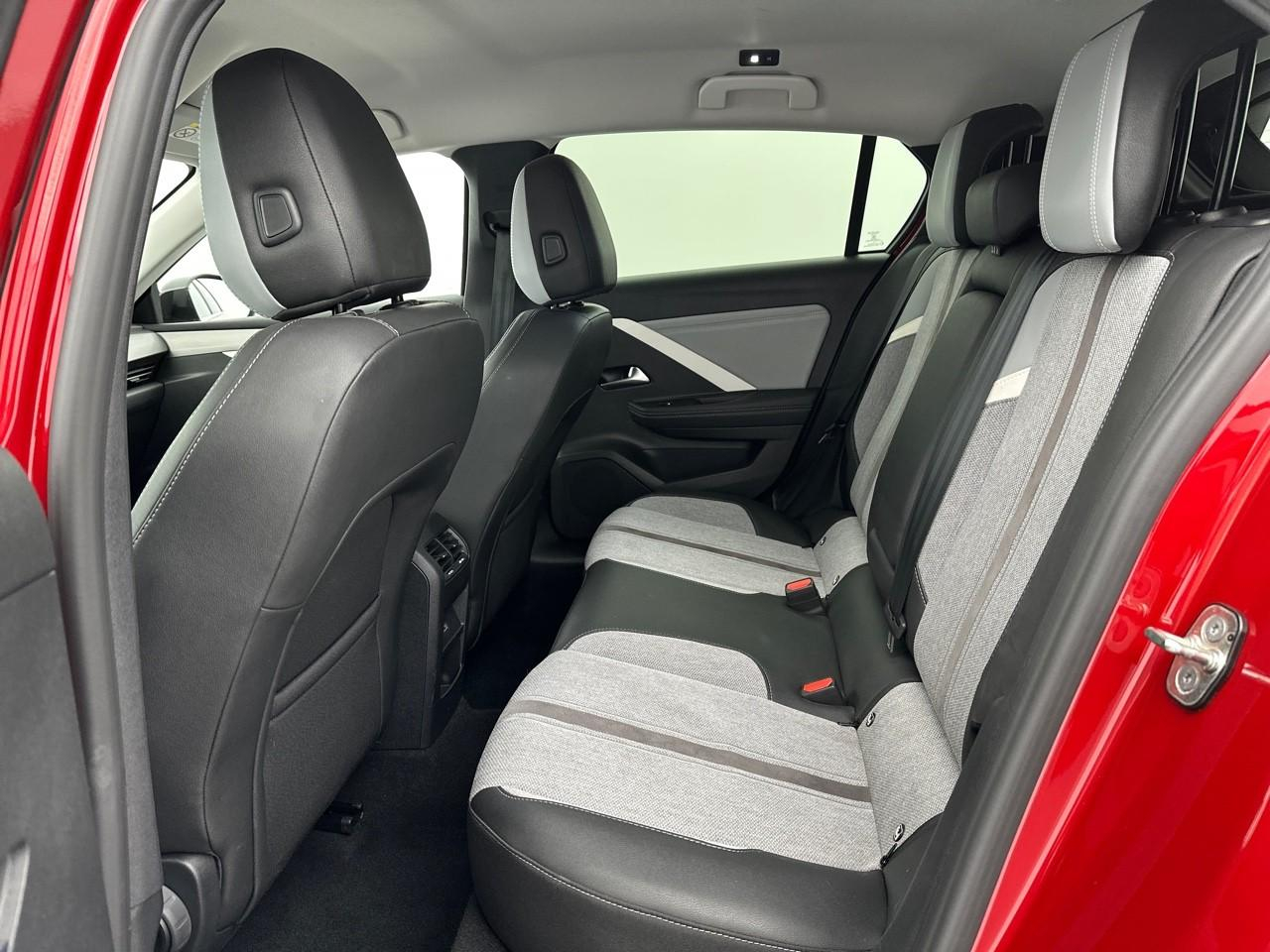 Opel Astra 1.2 turbo 130 ch bvm6 elegance — photo 13
