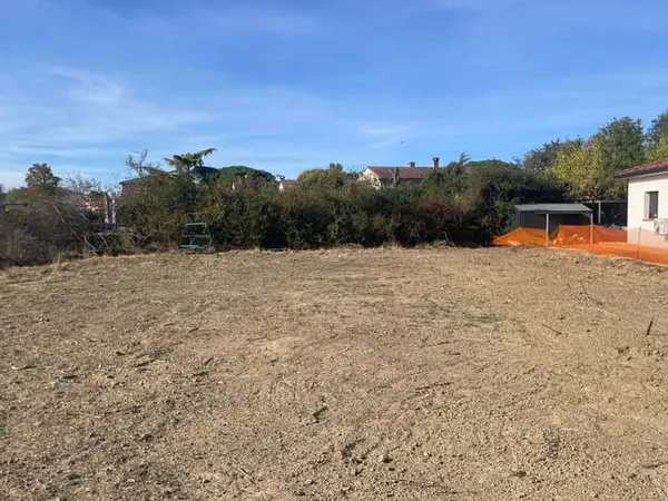 Terrain 800 m²