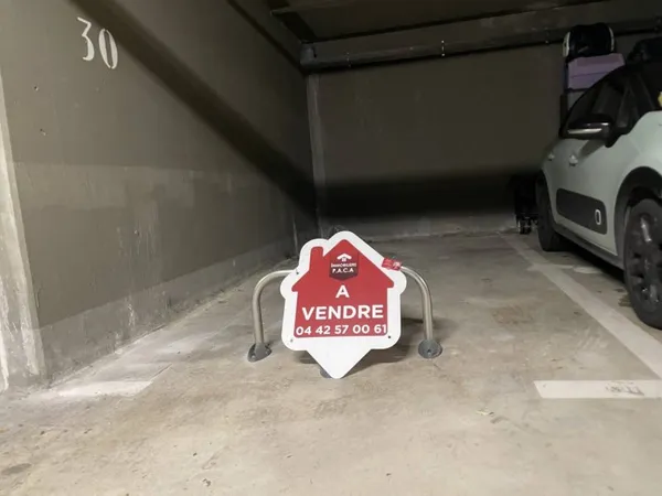 Stationnement Location Pélissanne   15000€