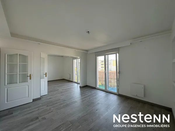 Appartement 3 pièces entièrement rénové avec balcon, cuisine équipée et grand séjour lumineux à Bisc