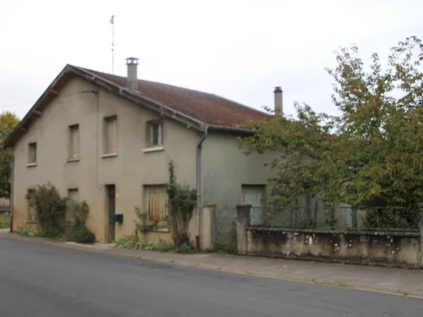 maison de village avec jardin , garage et dependances