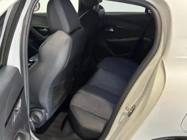Peugeot 208 e- 136ch gt line — photo 24