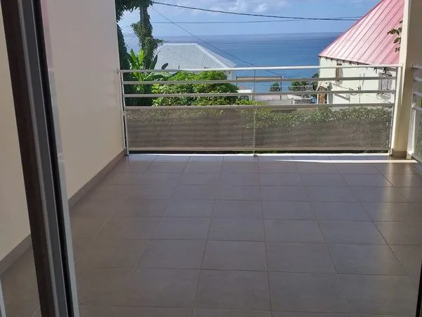 Spacieux appartement de 77m² avec une belle vue sur mer, équipé de citernes