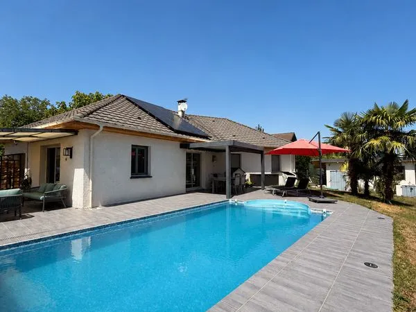 Maison contemporaine de plain-pied avec piscine et vue panoramique