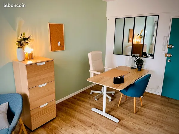 Bureau meublé 17m² lumineux - Vue dégagée - Tours Rabelais (Disponible les Lundi)