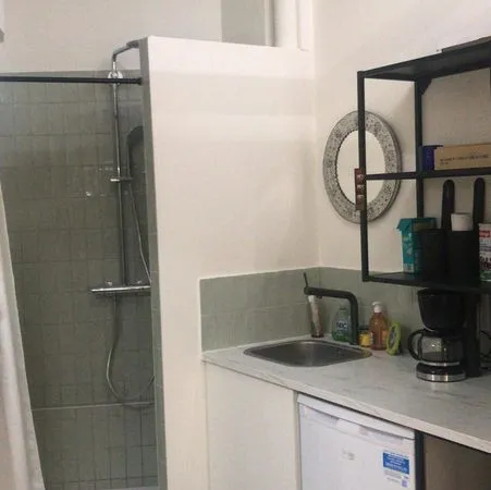 À vendre, charmant studio meublé de 10 m², entièrement rénové et parfaitement optimisé, idéal pour u