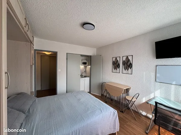Studio parking privé quartier recherché