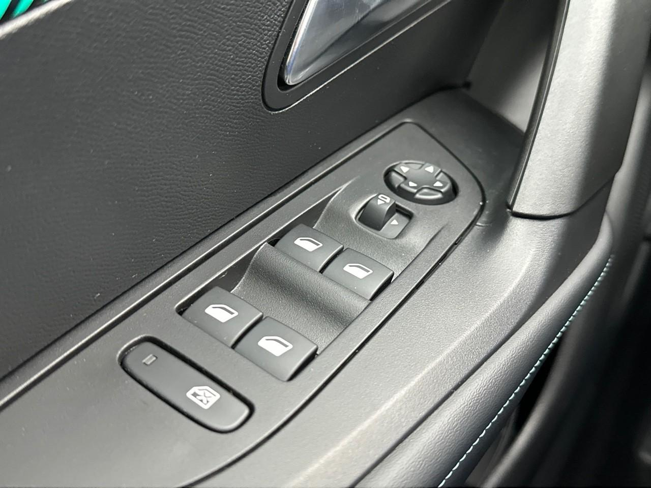 Peugeot 2008 puretech 130 s&s eat8 allure — photo 15