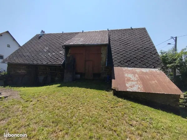 Ancienne ferme comprenant écurie et grange + 1 terrain non attenant