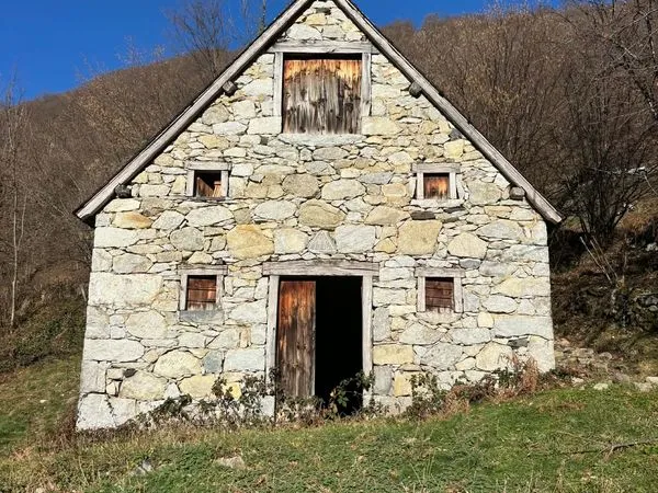 Vend grange en pierre en Ariège (Ercé)