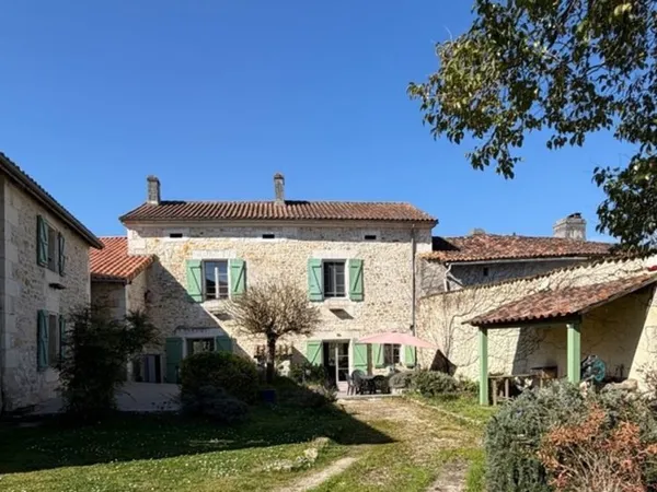Charras. Maison en pierre de 198 m² avec gîte de 70 m² à terminer