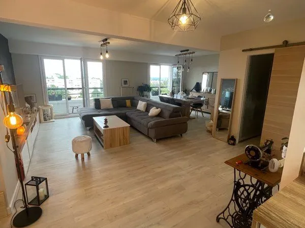 Saint-genis-laval - magnifique appartement traversant de 97 m² - vue lyon & alpes - garage & cave