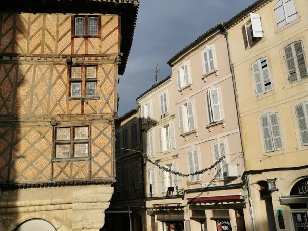 Joli T1 lumineux et très bien placé - centre d'Auch - 1er étage sans ascenseur