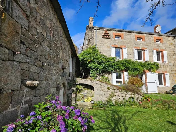 MAZET SAINT VOY ! Ancienne corps de ferme Mitoyen au coeur du village