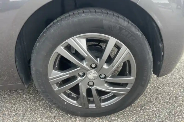Peugeot 208 puretech 100 s&amp;s bvm6 — photo 10