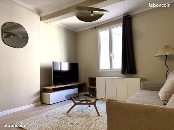 Studio meublé 25 m² rénové — face à l'Arsenal, calme sur cour 22 août 2026