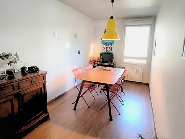 Bel appartement familial de 98 m² avec double séjour, balcon et parking, à deux pas du métro