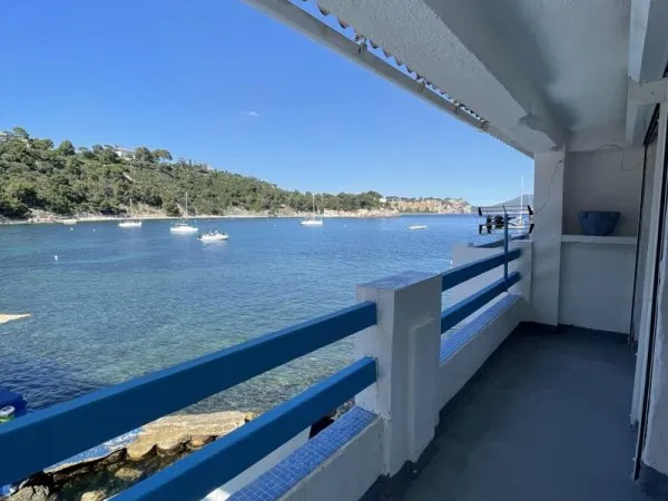 MAISON DE PECHEURS LES PIEDS DANS L'EAU