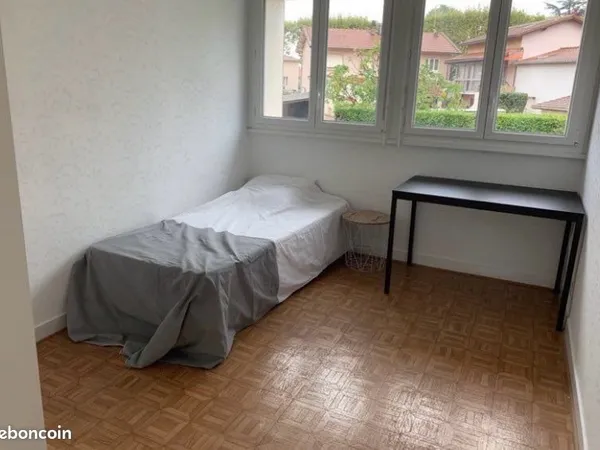 Loue chambre dans bel appartement en colocation au centre de Saint-Priest