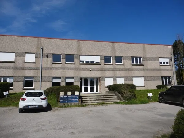 réf 3964 L1507 - Bureau spacieux dans bâtiment situé zone d'activités de la Maie