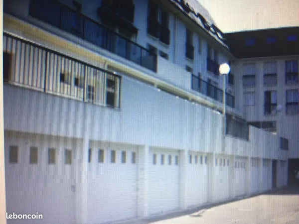 Garage voiture dans résidence