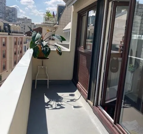 Appartement T2 43 m2 et 12 m2 terrasses refait 5mn metro