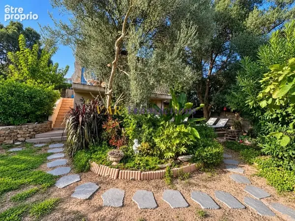Maison de charme avec jardin arboré, terrasses et studio indépendant