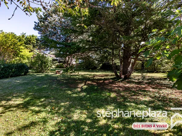 Terrain constructible de 510m², viabilisé, LIBRE CONSTRUCTEUR, au centre de Saint-Maurice-de-Gourdan