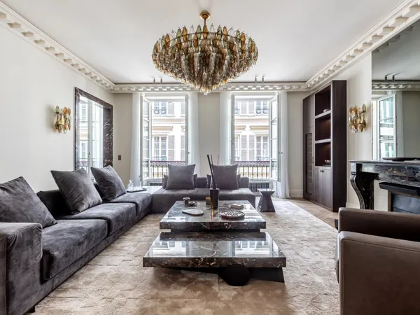Paris 8e - Place Vendôme - Appartement rénové et meublé - 3 suites
