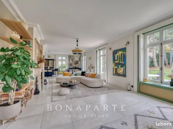 Maison 7 pièces 330 m²
