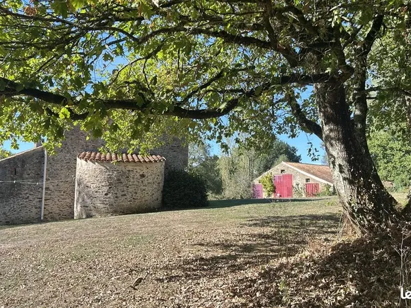 Propriété 3 maisons + grange 300 m² — 15,8 ha