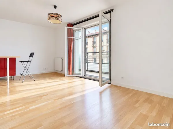 Montrouge - Superbe studio rénové avec balcon