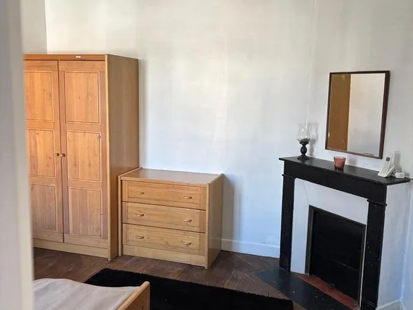 Chambre meublée