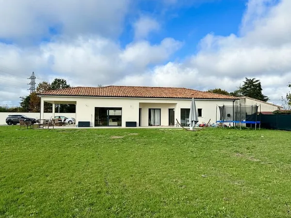 MAISON CONTEMPORAINE SEJOUR 4 CH DONT UNE SUITE GARAGE JARDIN