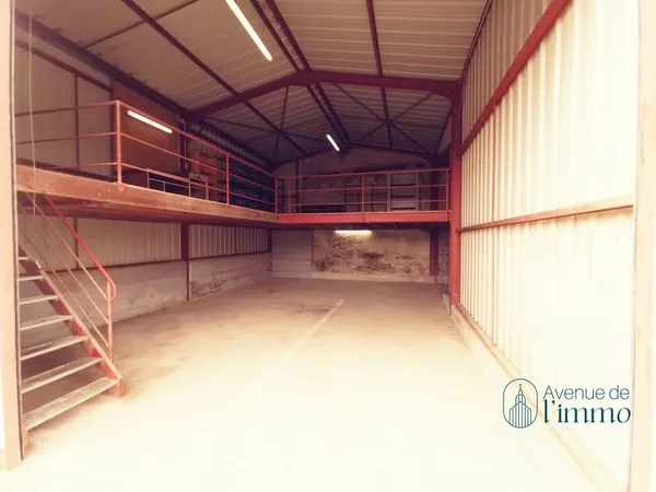Local commercial, artisanal ou stockage 172m²