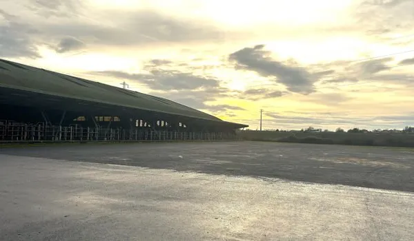 Local commercial 8000 m²