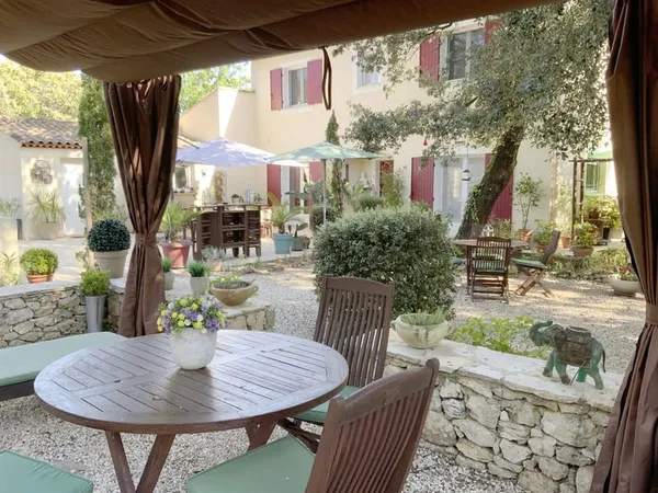 À quelques minutes d'Uzès, dans un cadre exceptionnel et paisible.